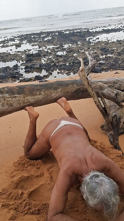 Ladysilva crossdress di pantai memakai panties sambil memamerkan pantatnya yang hot