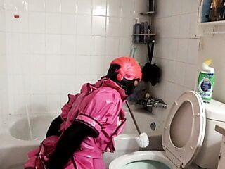 Kadın kılıklı hizmetçi tuvaleti yeni fırçasıyla temizliyor