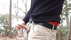 Branlette en public dans les bois au bord du lac, bonne éjaculation et orgasme. je porte mon boxer et montre une ceinture