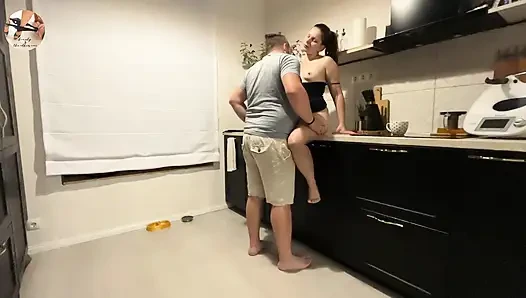 Ich habe diese junge MILF in der küche squirtend gebracht