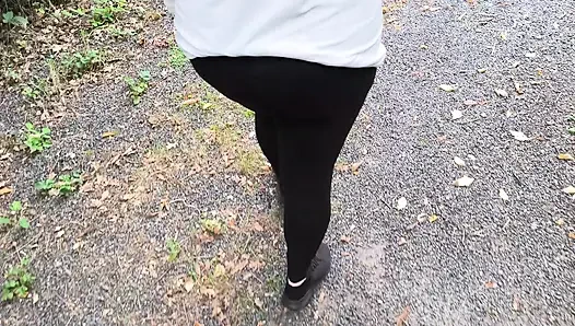 Barbekü alanında çıplak götünü kırbaçlıyor