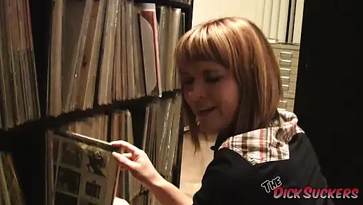Импровичный минет рыжей Claire Robbins