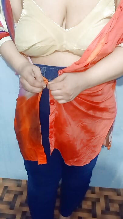 Vợ Desi khoe cơ thể