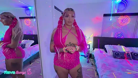 Rave vixen Chanel Luxx bekommt ihre muschi von dem gut bestückten DJ zerstört!