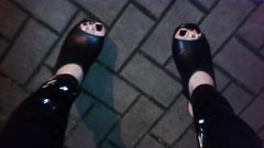 Schwarze Plateau-Wedges mit Zehen an meinen sexy Füßen