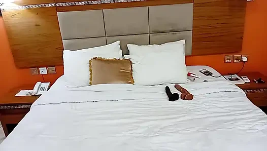 Cewek sange ini lagi asik masturbasi sampai muasin memeknya