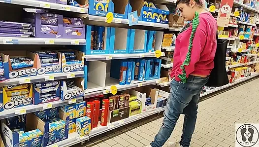 Crazy Rebeca Addams in jeans Buttcrack im Supermarkt