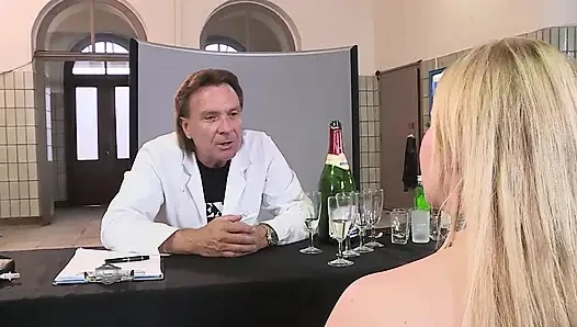 Doktor knallt eine vollbusige blonde MILf