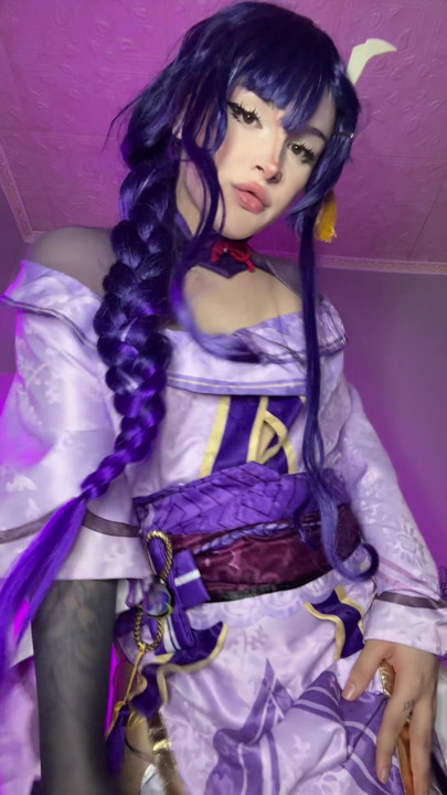 Femboy cosplayer brinca com um pau