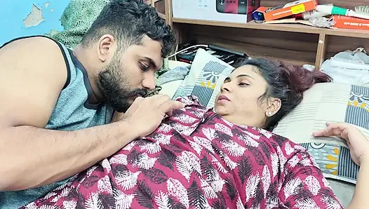 Göğüslere basıyor ve amcığını ovuyor romantizm