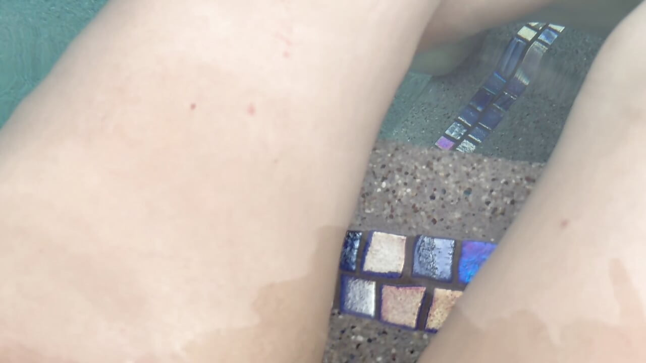 Footjob di kolam renang sampai dicrot di bawah air