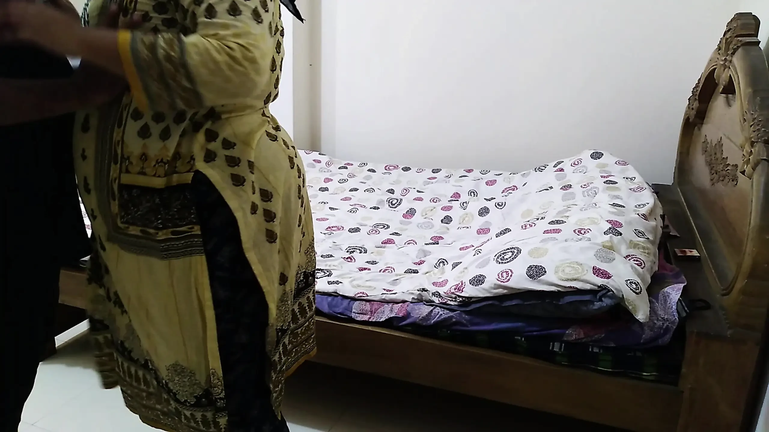 在签署德西 19 岁前女友的结婚证后用避孕套性交