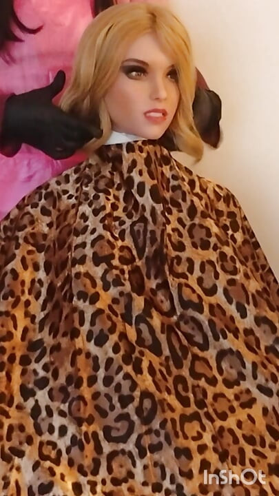 Sesión de modelado con la capa de corte de pelo sedosa y suave de Lauren