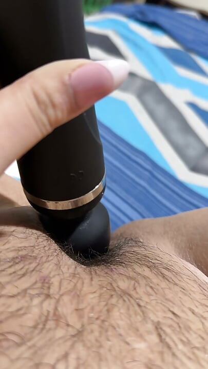 Blonde speelt met haar heerlijke vibrator in haar harige kut