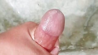 Um garoto paquistanês se masturbando no banheiro