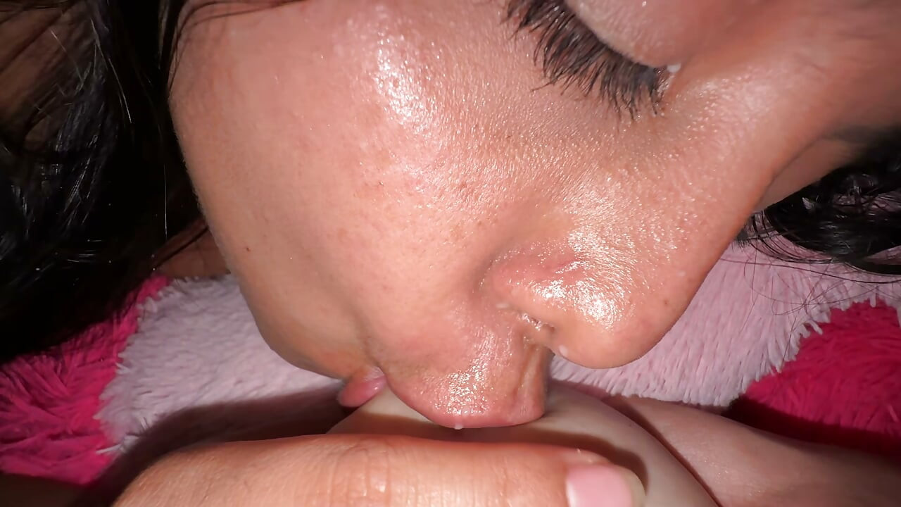 Conexión íntima de novia: succión tierna y compartir leche caliente