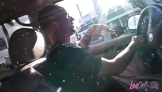 Тугую бритую киску удовлетворяет длинный толстый член