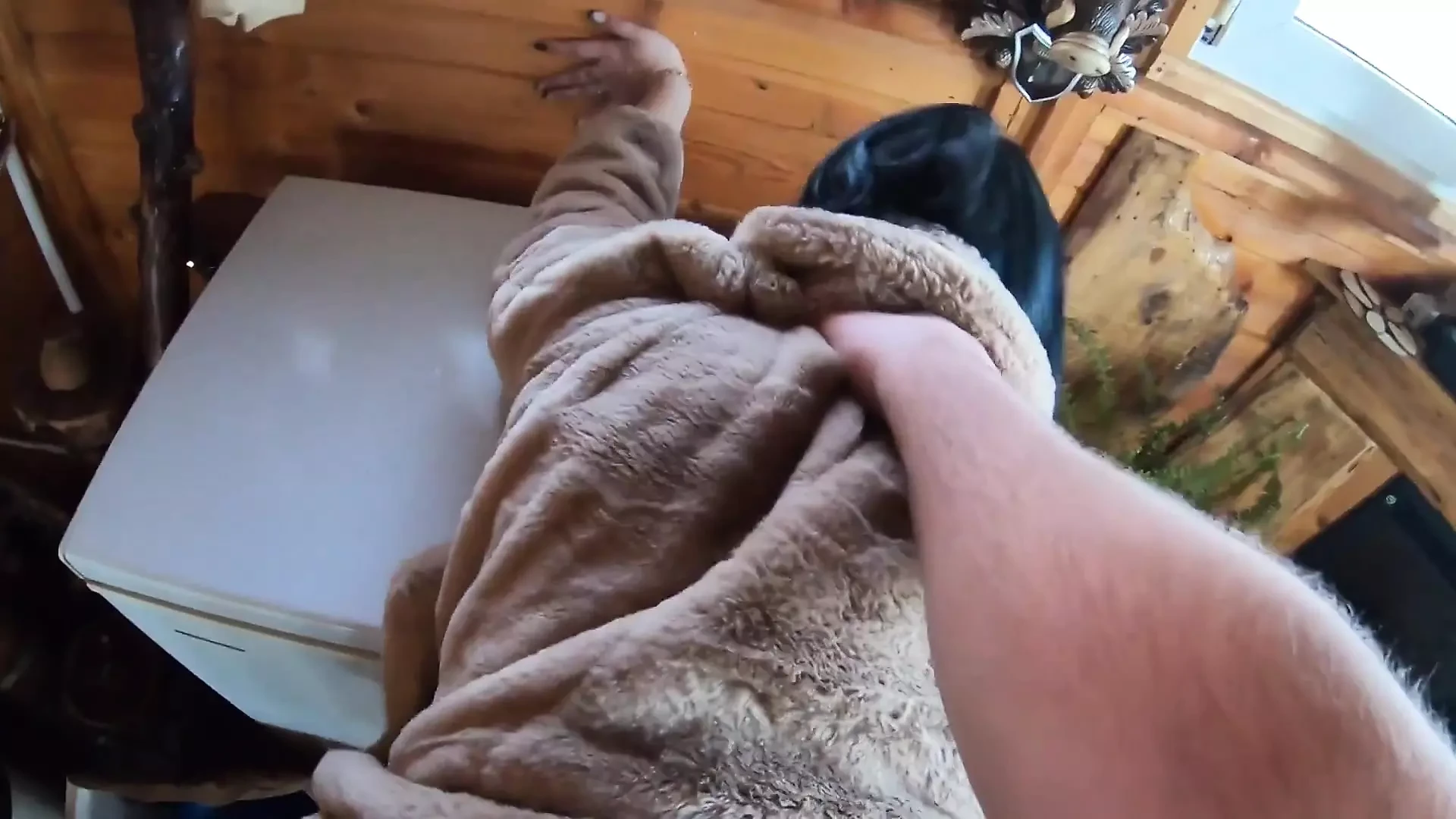 La moglie traditrice succhia e scopa l'amico del marito prima che filmssero episodio 226.