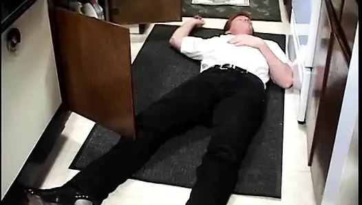 Cewek semok ini lagi asik ngangkang dan ngangkang di sofa