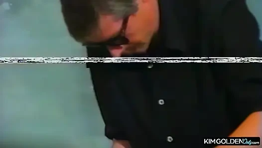 Dominanter Hengst zaehmt devote Rothaarige