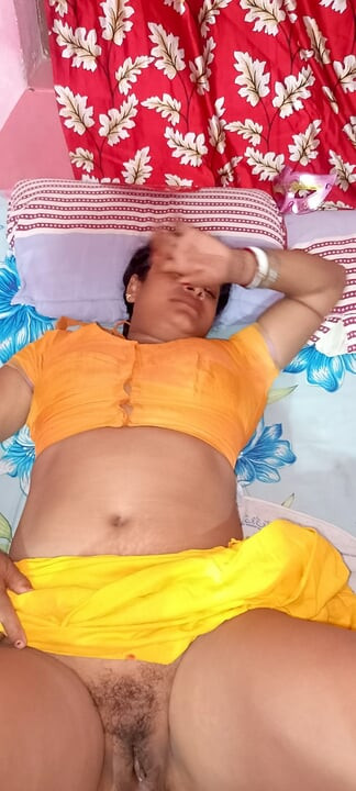 Indian big aunty wearing yellow saree and blouse sucking her beloved boy's penis. Attractive woman gives food delivery boy a blo