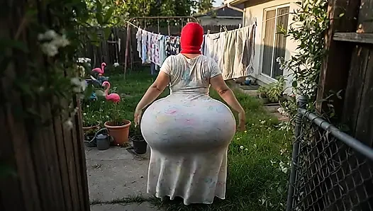 Nachbarin mit dickem arsch in schulmädchen-uniform im garten