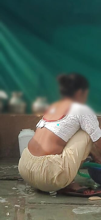 Kakak tiri cuba menyentuh kakak tiri yang memakai blaus coli saree selepas mandi bilik mandi terbuka