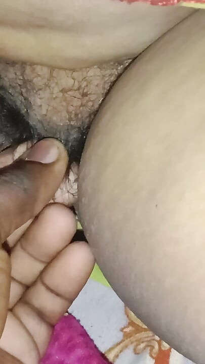 Tirei mel da vagina da minha madrasta.