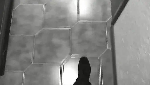 Pizzacı adam çıplak sahibi seksi sarışın orta yaşlı seksi kadın tarafından külotsuz ve sutyensiz pizza getirdi. Duş. Göt olgun memeler amcık