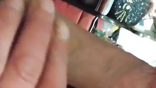 Seksi kız arkadaş aşağı atıyor!