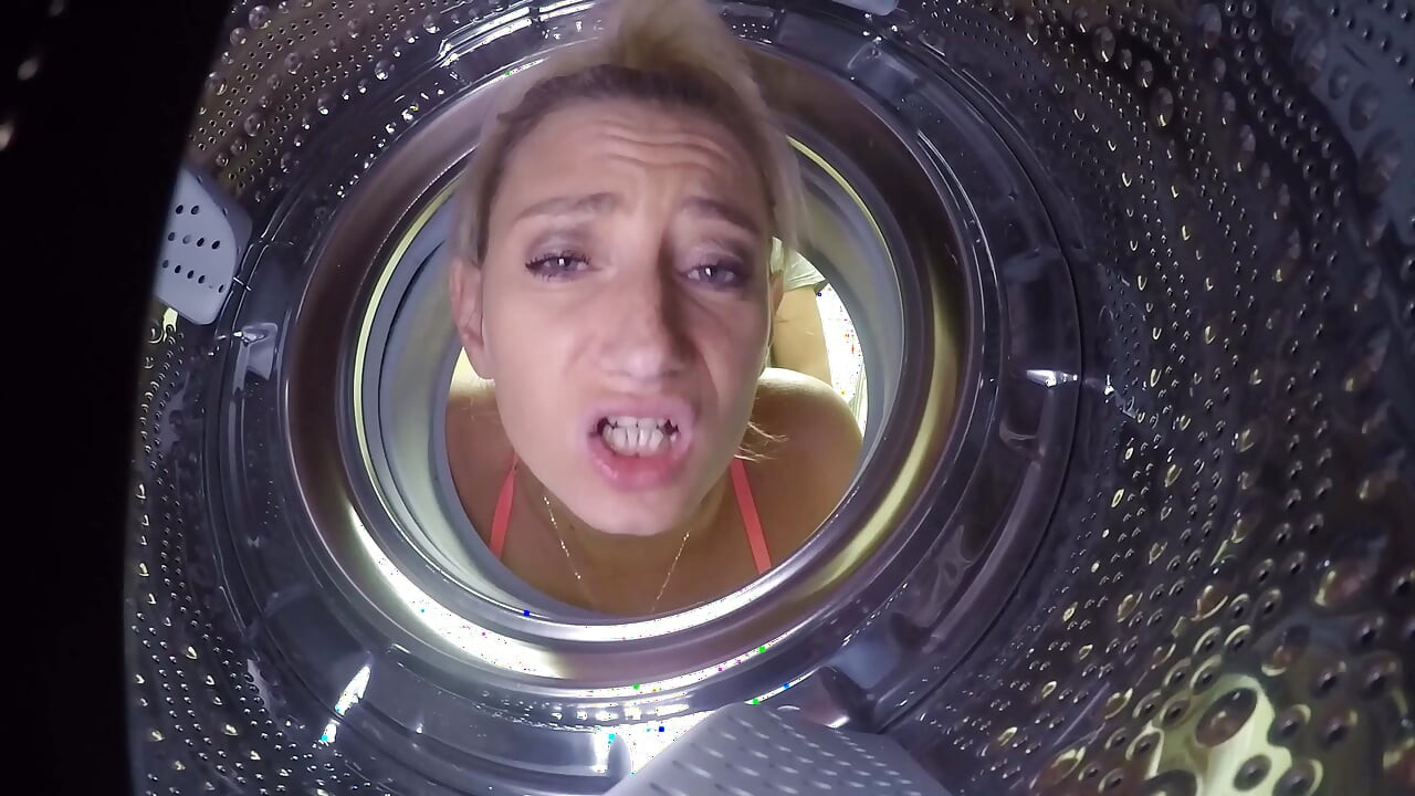 אמא חורגת זונה חרמנית נשלטת על ידי הבן החורג ומשמשת ריק כחתיכת זיון!