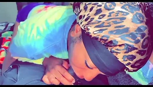 Heißes mädchen wird in den arsch gefickt, nachdem sie das haus des typen für etwas zusätzliches geld geputzt hat