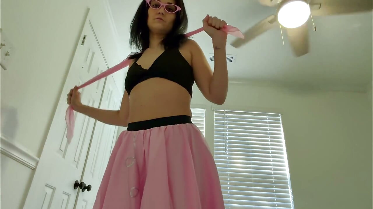 Devyn's Sultry '50s Giantess Fantasy 4K POV Tiny Thrills czeka!
