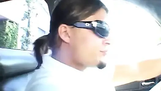 Zenci bal arabada beyaz adamın direğini emiyor ve sonra sikişmek için eve gidiyorlar
