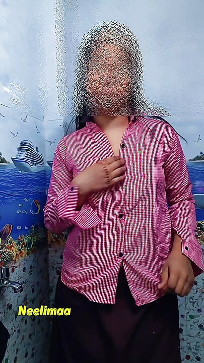 Awek sekolah desi India menukar pakaian seragam dan melancap. Video swafoto desi India.