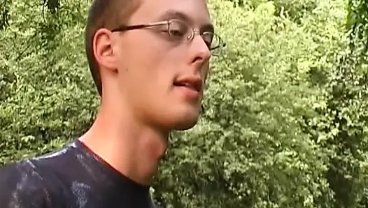 Сногсшибательную немецкую крошку трахнули в лесу и получили сперму на ее задницу