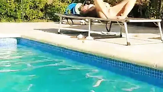 Fantasi perancis di pinggir kolam renang