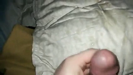 Bir yastık üzerinde boşalmak püskürtme