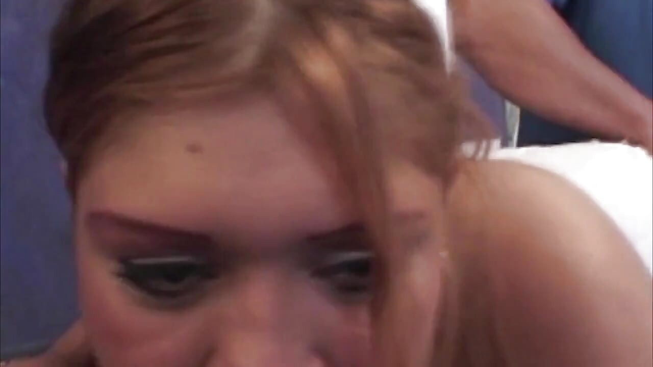 Enfermera con curvas milf consigue follada en perrito y cubierto