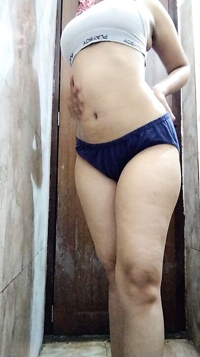 Desi sex stepsister ko nahate hue dekha hota indian