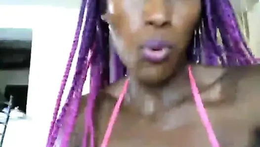 Шаловливая девушка писает на пиццу