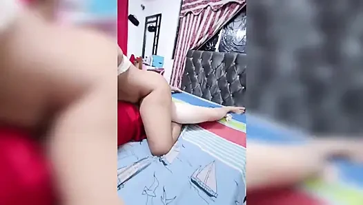 Ateşli üvey baba Noel hediyesini buluyor ve genç üvey kızını sikiyor
