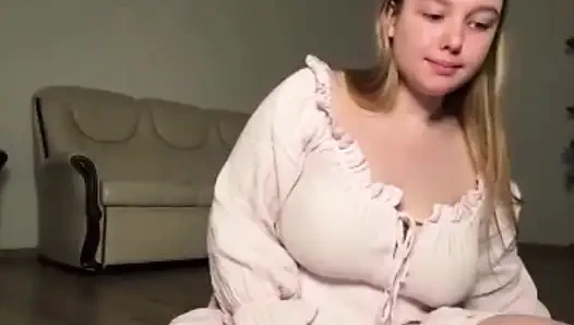 Jucielussie bermain dengan subur ke dalam memek