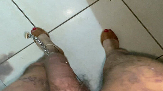 Caminando mientras colgando mis cadenas de mi polla perforada de 8 mm, luego masturbándome un poco y al final follándome