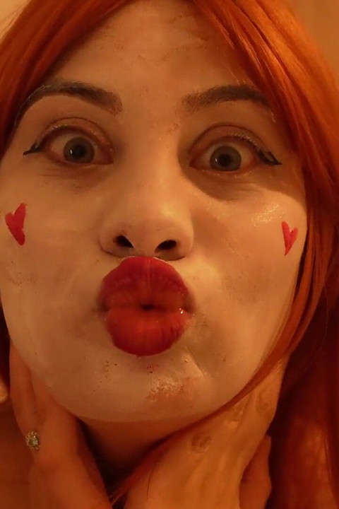 Clown Queen karze swojego największego fana w swoich snach