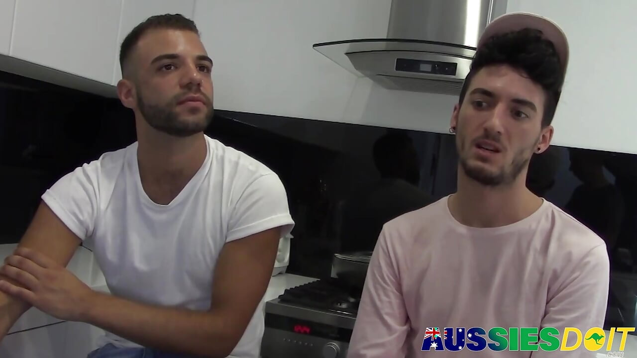 Lewis dá prazer a Xaviers, pau australiano grosso usando sua cabeça balançando
