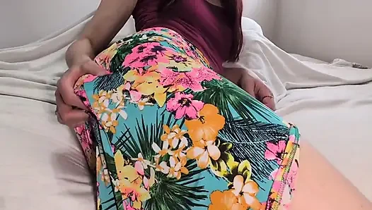 Yazlık elbise giyen evli kadın tek başına mastürbasyon yapıyor