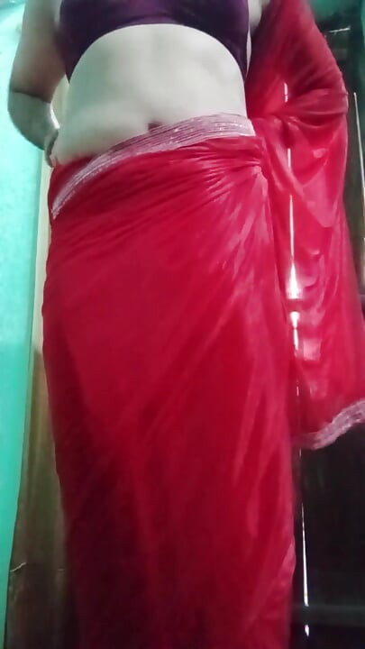 Indisk Gay Crossdresser Botten Gaurissy Pressar på sina stora bröst och känner sig kåt i röda Saree med tunga Jwellery