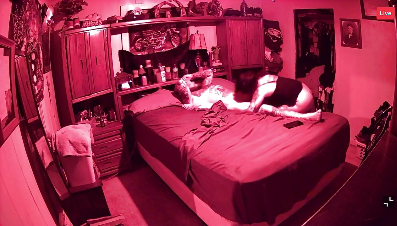 Tinha que ficar quieta, sua madrasta estava no outro quarto