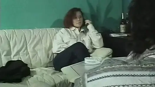 Kocaman doğal göğüslere sahip sevimli bir genç